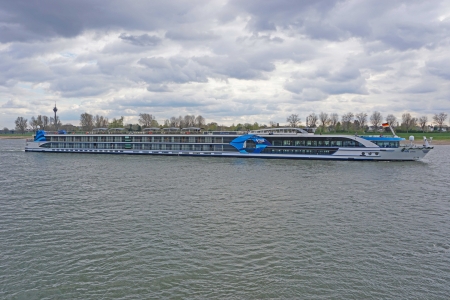MS VIVA ONE departing Düsseldorf