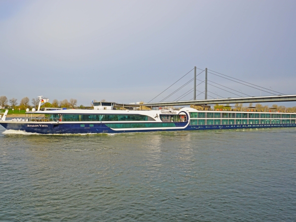 MS Avalon Vista transitting Düsseldorf