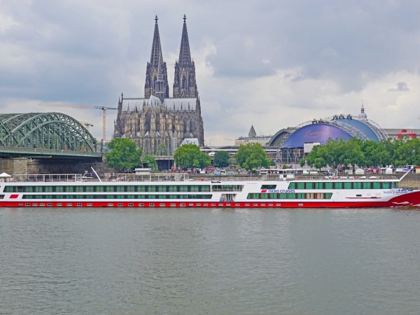 MS Rhein Symphonie passing Cologne