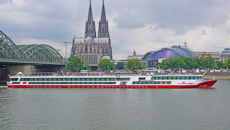 MS Rhein Symphonie passing Cologne
