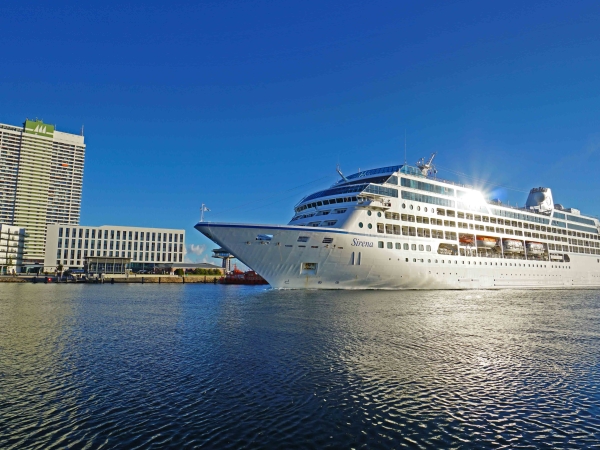MS Sirena of Oceania Cruises visiting Travemünde