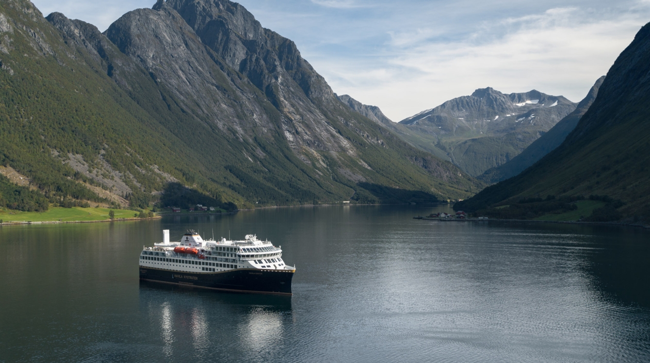 Havila Castor sails Hjørundfjord on Batteries only