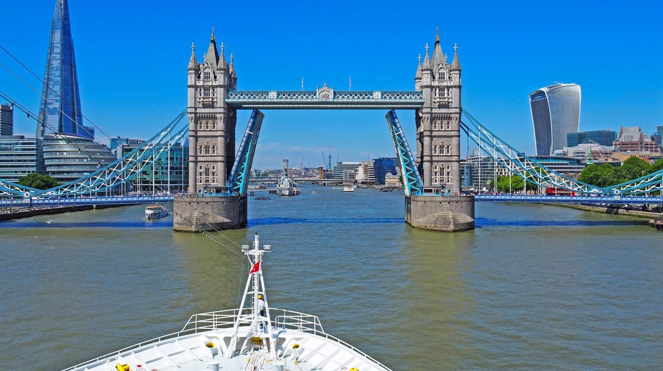 MS Hamburg visiting London and the Towerbridge