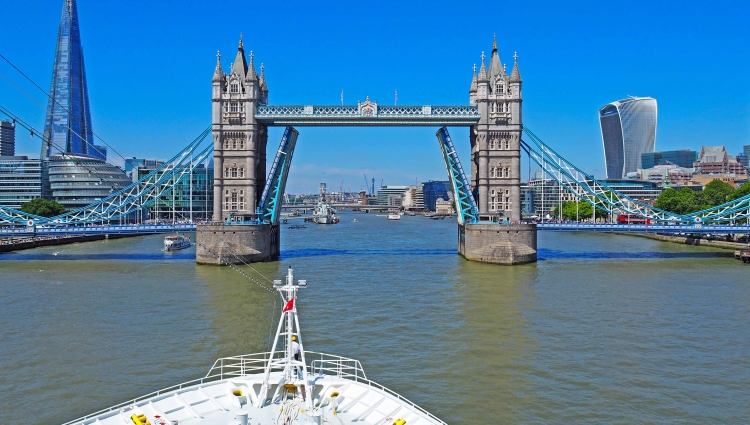 MS Hamburg visiting London and the Towerbridge