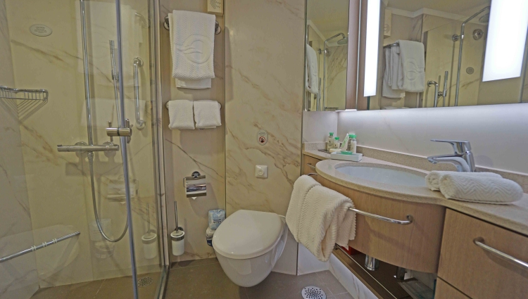 Penthouse Suite 8010 Bathroom MS Sirena Oceania Cruises