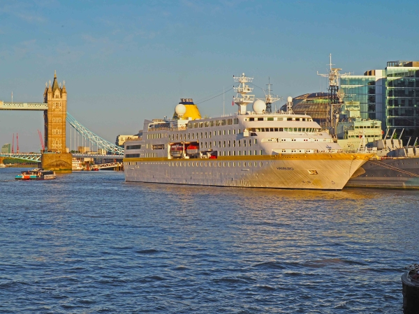MS Hamburg visiting the heart of London