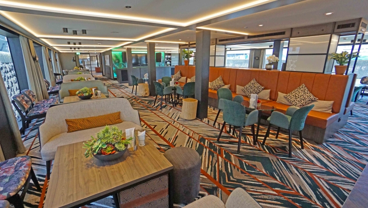 MS nickoSPIRIT von nicko cruises Panorama-Lounge