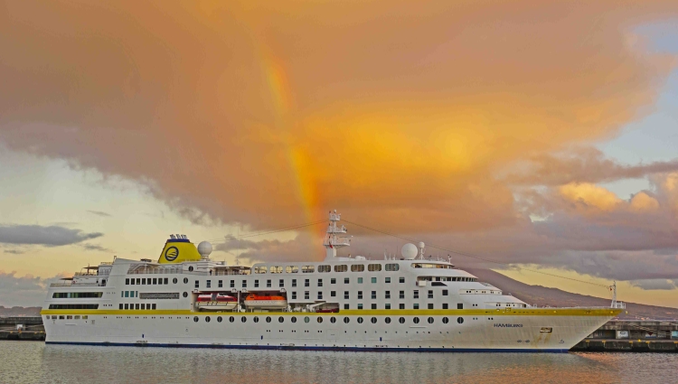 MS Hamburg of Plantours in Regenbogenfarben