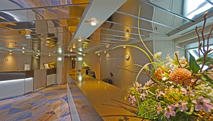 MS Hamburg of Plantours Kreuzfahrten Foyer