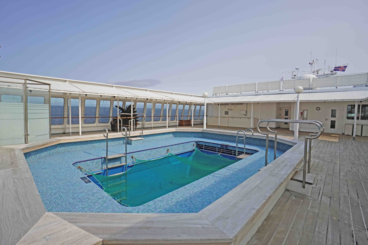 MS Seaventure Pool of Iceland Pro Cruises