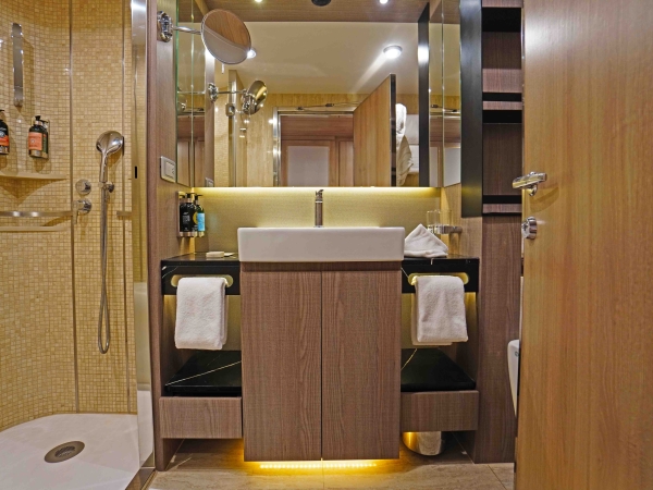 MS World Voyager Atlas Ocean Voyages nicko cruises Balconycabin 606 bathroom