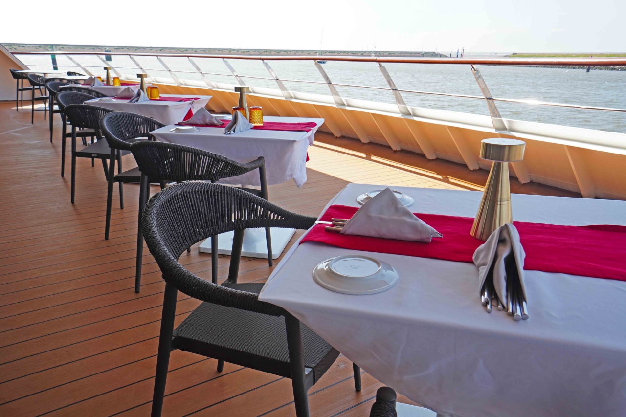 MS World Voyager Atlas Ocean Voyages nicko cruises Mystic Restaurant Al fresco