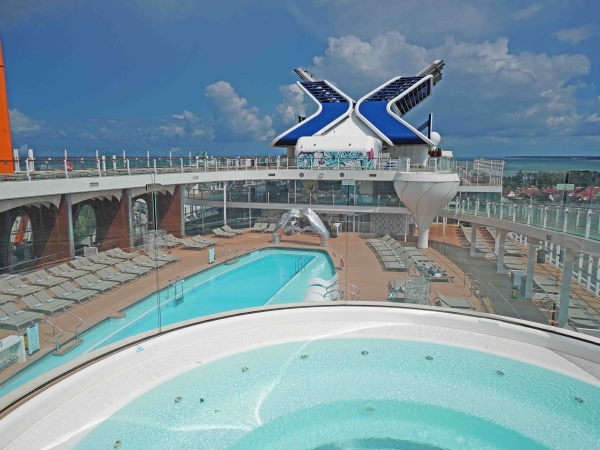 MS Celebrity APEX Celebrity Cruises Champagnerpool