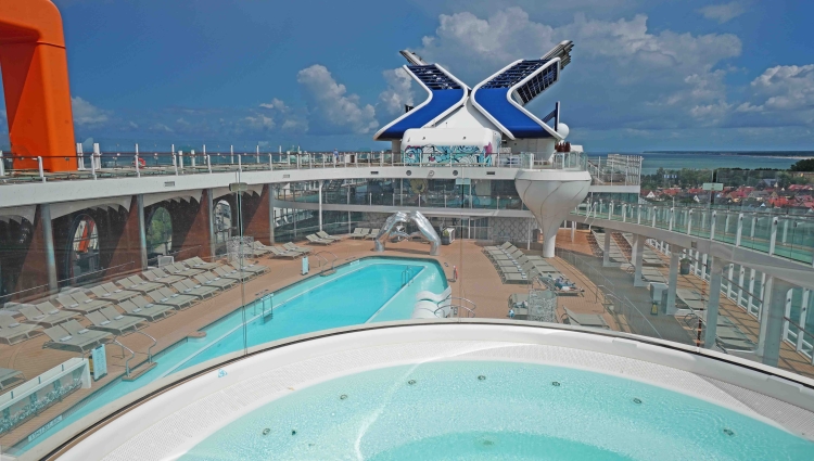 MS Celebrity APEX Celebrity Cruises Champagnerpool