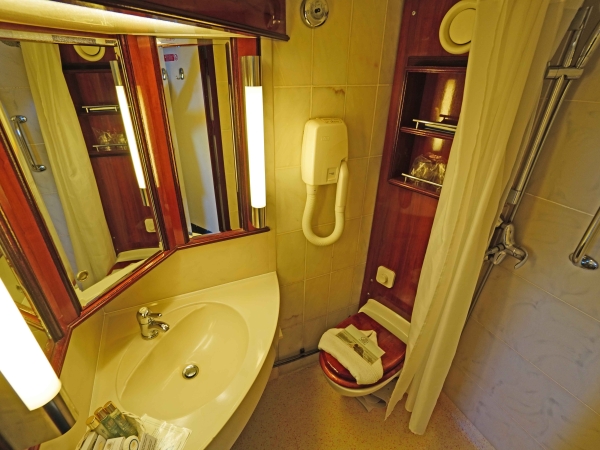 Cabin 114 bathroom Star Clipper