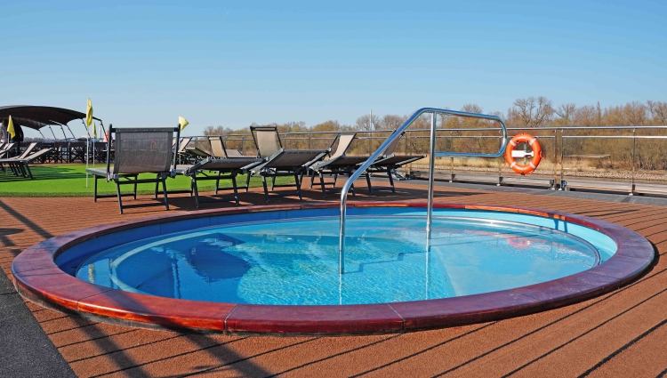 MS Annika Phoenix Reisen Sonnendeck Pool