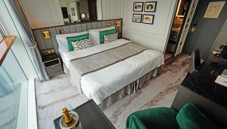 MS Riverside Debussy Melodie-Suite 327 of Riverside Luxury Cruises