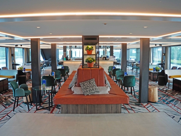 MS nickoSPIRIT Panoramalounge of nicko cruises