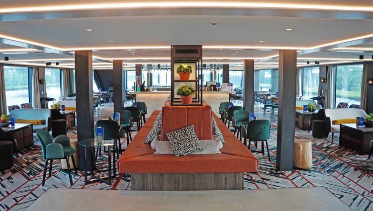 MS nickoSPIRIT Panoramalounge of nicko cruises