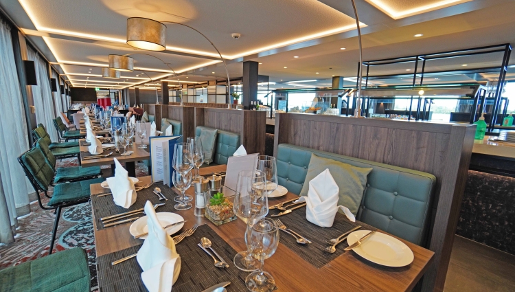 MS nickoSPIRIT Panoramarestaurant of nicko cruises