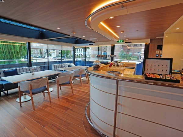 MS Transcend Connect Aft Lounge of Transcend