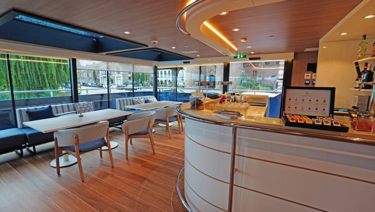 MS Transcend Connect Aft Lounge of Transcend