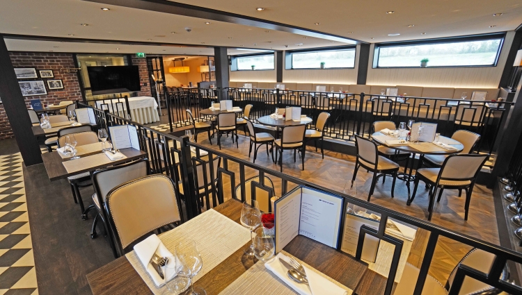 MS nickoVISION of nicko cruises Manhatten Restaurant