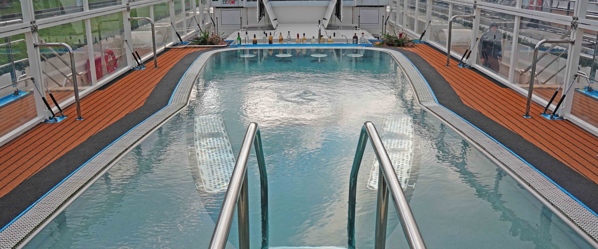 MS AMALEA Swimup Poolbar of AMA Waterways