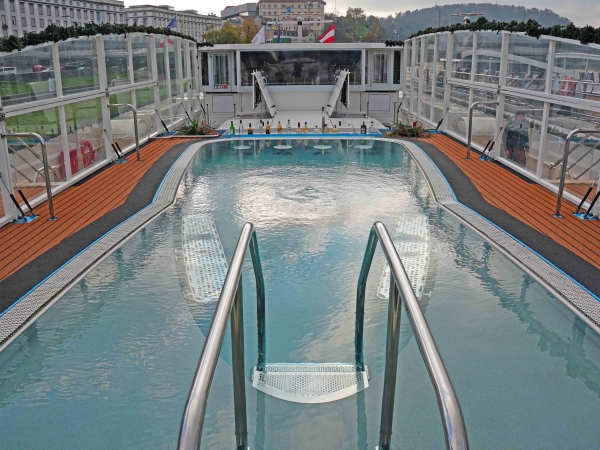 MS AMALEA Swimup Poolbar of AMA Waterways