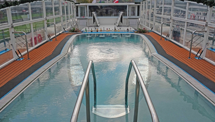 MS AMALEA Swimup Poolbar of AMA Waterways